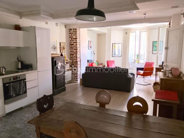 En hyper centre-ville, dans un immeuble de caractère fin XIXème, vous serez séduit par cet appartement charmant « comme une maison », avec grand sous-sol et accès à un jardin partagé au calme.

Entrée par le rez-de-chaussée / jardin qui donne accès à un escalier en bois desservant l'appartement en duplex aux 1er et 2e étages.
Au 1er étage, une superbe pièce de vie traversante de plus de 40m² avec cuisine dinatoire ouverte aménagée et équipée, un bureau (ou chambre d'appoint) et une salle d'eau avec WC.
Au 2ème étage, une suite parentale de 25m² avec mezzanine (pouvant servir de rangement ou de couchage supplémentaire) et salle de bain / WC, ainsi qu'une chambre de 10m².
Grand sous-sol carrelé de 30m² avec WC (hors surface Carrez).
Accès direct au jardin ombragé de la copropriété.

Pourquoi aime-t-on cet appartement ? Il possède un charme indéniable avec sa disposition sur plusieurs niveaux, son vitrail ancien qui illumine l'escalier, son ambiance douce et chaleureuse (lumière, poutres, parquet, moulures) et son accès direct au jardin.

Petite copropriété en syndic autogéré très bien entretenue, chauffage gaz individuel, traversant est-ouest, doubles vitrages côté rue.

La toiture a été entièrement refaite en 2022 et le ravalement en 2025.

Vie de quartier très agréable.
Metro 12 station Mairie d'Aubervilliers, petits commerces, restaurants et écoles (publiques et privées) à moins de 5 minutes à pied.
Parc Stalingrad, cinéma, médiathèque, conservatoire, infrastructures sportives et supermarchés à 10 minutes à pied.