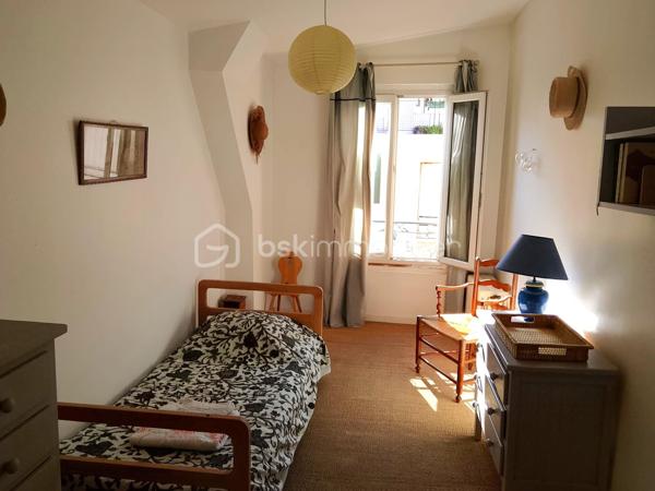 En hyper centre-ville, dans un immeuble de caractère fin XIXème, vous serez séduit par cet appartement charmant « comme une maison », avec grand sous-sol et accès à un jardin partagé au calme.

Entrée par le rez-de-chaussée / jardin qui donne accès à un escalier en bois desservant l'appartement en duplex aux 1er et 2e étages.
Au 1er étage, une superbe pièce de vie traversante de plus de 40m² avec cuisine dinatoire ouverte aménagée et équipée, un bureau (ou chambre d'appoint) et une salle d'eau avec WC.
Au 2ème étage, une suite parentale de 25m² avec mezzanine (pouvant servir de rangement ou de couchage supplémentaire) et salle de bain / WC, ainsi qu'une chambre de 10m².
Grand sous-sol carrelé de 30m² avec WC (hors surface Carrez).
Accès direct au jardin ombragé de la copropriété.

Pourquoi aime-t-on cet appartement ? Il possède un charme indéniable avec sa disposition sur plusieurs niveaux, son vitrail ancien qui illumine l'escalier, son ambiance douce et chaleureuse (lumière, poutres, parquet, moulures) et son accès direct au jardin.

Petite copropriété en syndic autogéré très bien entretenue, chauffage gaz individuel, traversant est-ouest, doubles vitrages côté rue.

La toiture a été entièrement refaite en 2022 et le ravalement en 2025.

Vie de quartier très agréable.
Metro 12 station Mairie d'Aubervilliers, petits commerces, restaurants et écoles (publiques et privées) à moins de 5 minutes à pied.
Parc Stalingrad, cinéma, médiathèque, conservatoire, infrastructures sportives et supermarchés à 10 minutes à pied.