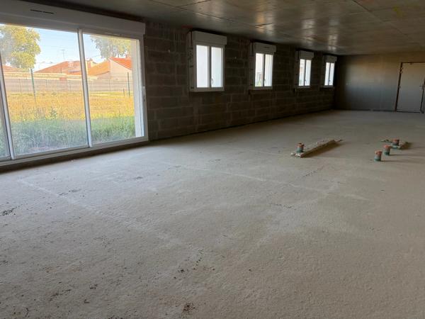 LUCON (85400) LOCAL PROFESSIONNEL BRUT DE BETON 300 M² IDEAL MICRO CRECHE OU AUTRE ACTIVITE A PRIX FOU