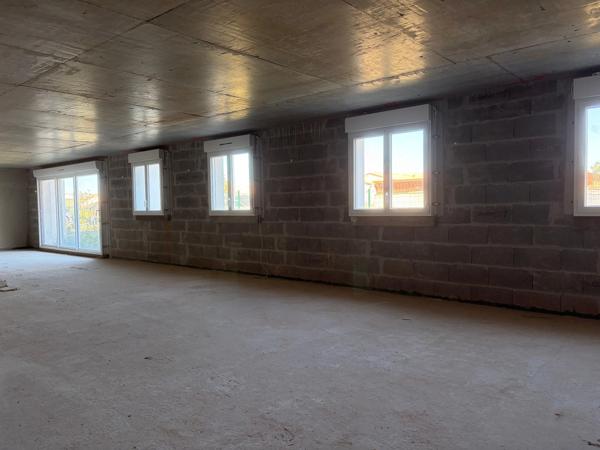 LUCON (85400) LOCAL PROFESSIONNEL BRUT DE BETON 300 M² IDEAL MICRO CRECHE OU AUTRE ACTIVITE A PRIX FOU