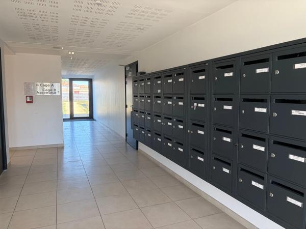 LUCON (85400) LOCAL PROFESSIONNEL BRUT DE BETON 300 M² IDEAL MICRO CRECHE OU AUTRE ACTIVITE A PRIX FOU