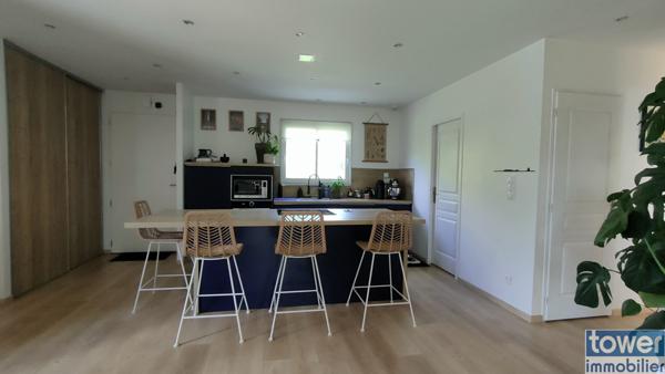 Maison en bois avec jardin et piscine.