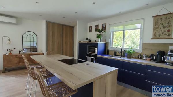 Maison en bois avec jardin et piscine.