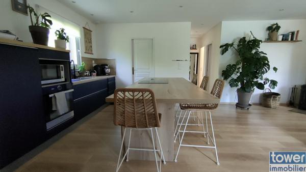 Maison en bois avec jardin et piscine.