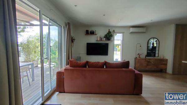Maison en bois avec jardin et piscine.