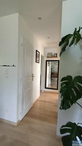 Maison en bois avec jardin et piscine.