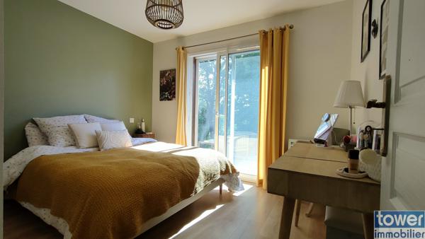 Maison en bois avec jardin et piscine.