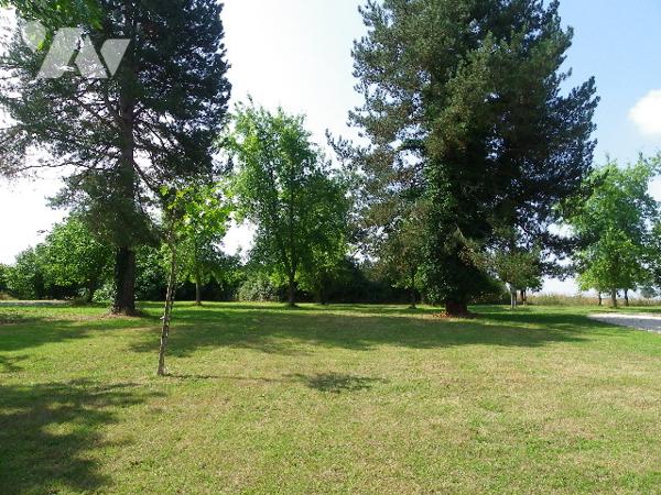 Sans voisinage proche, belle propriété de 7 chambres - 600 m² de dépendances