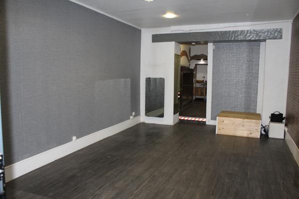 Local commercial à transformer en appartement avec cour privative Aurillac (15000)
