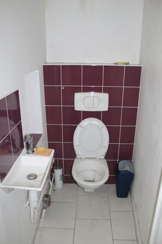 Local commercial à transformer en appartement avec cour privative Aurillac (15000)