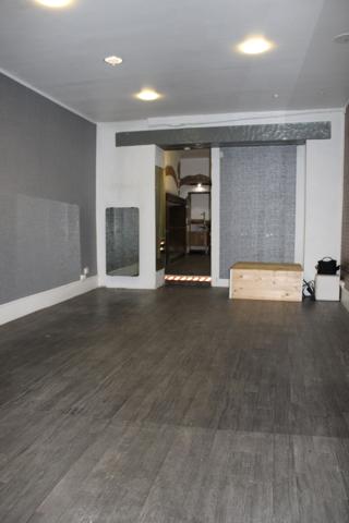 Local commercial à transformer en appartement avec cour privative Aurillac (15000)