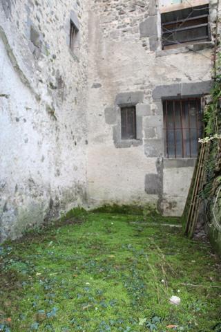 Local commercial à transformer en appartement avec cour privative Aurillac (15000)