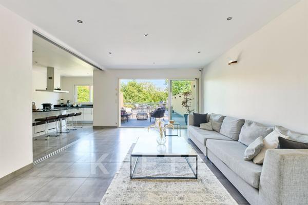 Maison avec grandes terrasses, jardin et piscine intérieure
