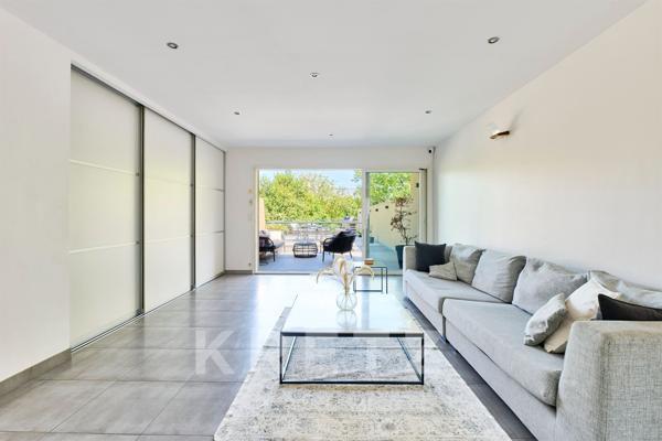 Maison avec grandes terrasses, jardin et piscine intérieure