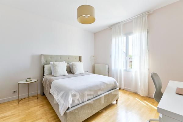 Maison avec grandes terrasses, jardin et piscine intérieure