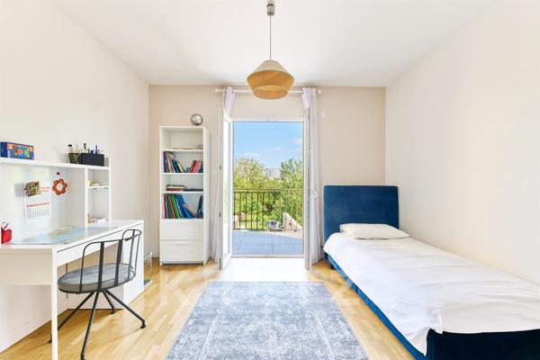 Maison avec grandes terrasses, jardin et piscine intérieure