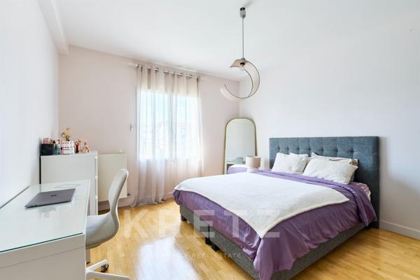 Maison avec grandes terrasses, jardin et piscine intérieure