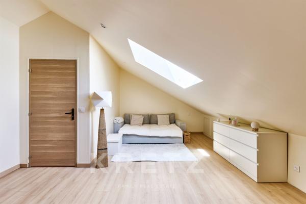 Maison avec grandes terrasses, jardin et piscine intérieure