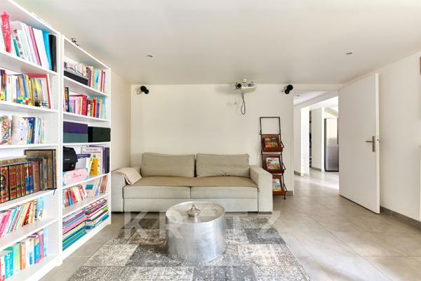 Maison avec grandes terrasses, jardin et piscine intérieure