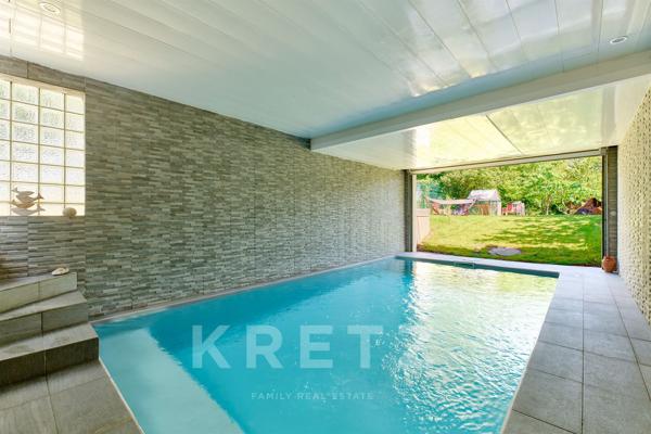 Maison avec grandes terrasses, jardin et piscine intérieure