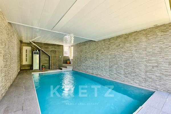 Maison avec grandes terrasses, jardin et piscine intérieure