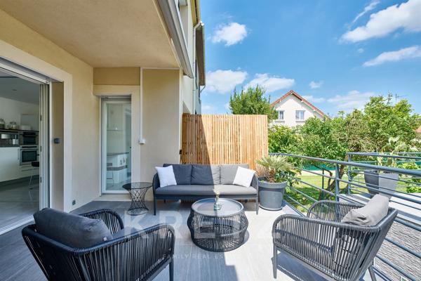 Maison avec grandes terrasses, jardin et piscine intérieure
