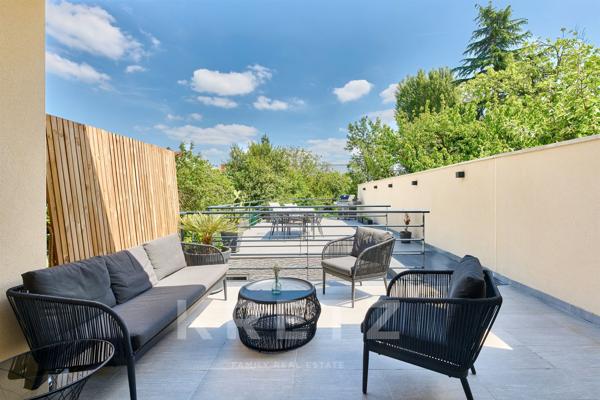 Maison avec grandes terrasses, jardin et piscine intérieure