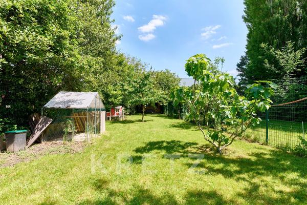 Maison avec grandes terrasses, jardin et piscine intérieure
