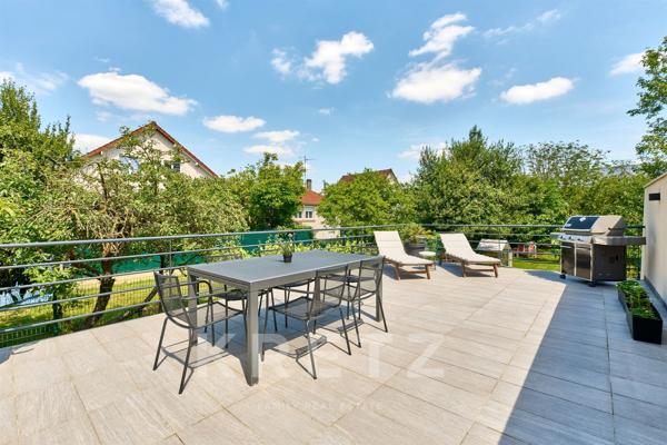 Maison avec grandes terrasses, jardin et piscine intérieure