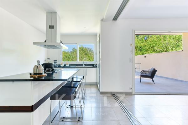 Maison avec grandes terrasses, jardin et piscine intérieure