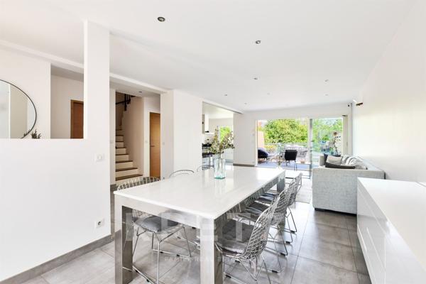 Maison avec grandes terrasses, jardin et piscine intérieure