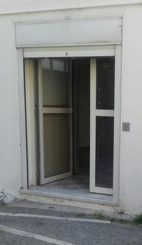 Location local commercial Salon-de-Provence - 2 pièce(s) - 47 m² - 685 €/mois