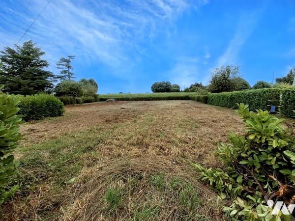 AUX PORTES DE LA VILLE, beau terrain à bâtir de 997 m2