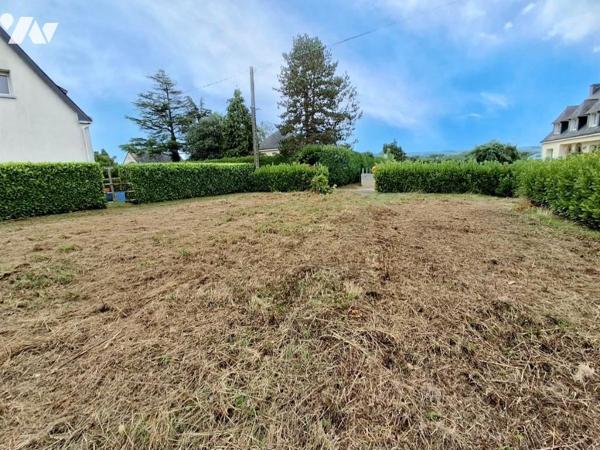 AUX PORTES DE LA VILLE, beau terrain à bâtir de 997 m2