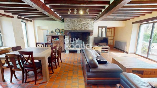 A Vendre, au Sud de BAYEUX, maison ancienne de 210 m² habitables sur 5 580 m² de terrain..