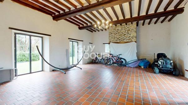 A Vendre, au Sud de BAYEUX, maison ancienne de 210 m² habitables sur 5 580 m² de terrain..