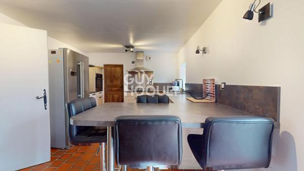 A Vendre, au Sud de BAYEUX, maison ancienne de 210 m² habitables sur 5 580 m² de terrain..