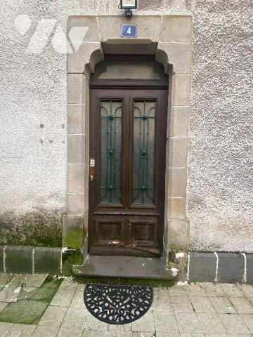 A vendre à Mauriac, en centre-ville, à proximité de l'ensemble des commerces et services, un ap...