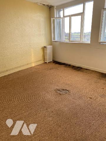 A vendre à Mauriac, en centre-ville, à proximité de l'ensemble des commerces et services, un ap...