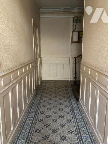 A vendre à Mauriac, en centre-ville, à proximité de l'ensemble des commerces et services, un ap...