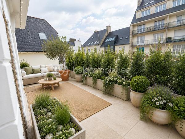 Sonia Rozwadower - BSK Immobilier présente : 

À seulement quelques pas de l'Église Saint-Gildas d'Auray, découvrez cet appartement alliant confort, fonctionnalité et qualité de vie.

Situé au 1er étage avec ascenseur d’une résidence des années 90, au sein d’une petite copropriété de 5 lots, ce bien saura vous séduire dès l’entrée grâce à ses volumes et ses nombreux rangements.

Son véritable atout ? Une superbe terrasse de 55 m² !

Un espace rare en centre-ville, idéal pour créer un véritable lieu de vie extérieur. 

L’appartement se compose :
- d’une entrée avec placards,
- d’un salon / salle à manger exposé nord-est, ouvert sur la terrasse,
- d’une cuisine indépendante, aménagée et équipée, avec accès direct à une buanderie et un cellier,
- d'un coin bureau qui peut être réaménager en chambre, 
- d'une chambre 
- d’une salle d’eau et de WC séparés.


✔️ Résidence avec ascenseur
✔️ Centre-ville, commerces et commodités à pied
✔️ Un bien rare sur le secteur, idéal pour une résidence principale, un pied-à-terre ou un investissement de qualité.
✔️ Possibilité de louer une place de parking en face de l'immeuble 


N'hésitez pas à me contacter pour organiser une visite!