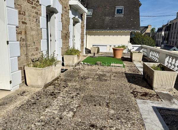 Sonia Rozwadower - BSK Immobilier présente : 

À seulement quelques pas de l'Église Saint-Gildas d'Auray, découvrez cet appartement alliant confort, fonctionnalité et qualité de vie.

Situé au 1er étage avec ascenseur d’une résidence des années 90, au sein d’une petite copropriété de 5 lots, ce bien saura vous séduire dès l’entrée grâce à ses volumes et ses nombreux rangements.

Son véritable atout ? Une superbe terrasse de 55 m² !

Un espace rare en centre-ville, idéal pour créer un véritable lieu de vie extérieur. 

L’appartement se compose :
- d’une entrée avec placards,
- d’un salon / salle à manger exposé nord-est, ouvert sur la terrasse,
- d’une cuisine indépendante, aménagée et équipée, avec accès direct à une buanderie et un cellier,
- d'un coin bureau qui peut être réaménager en chambre, 
- d'une chambre 
- d’une salle d’eau et de WC séparés.


✔️ Résidence avec ascenseur
✔️ Centre-ville, commerces et commodités à pied
✔️ Un bien rare sur le secteur, idéal pour une résidence principale, un pied-à-terre ou un investissement de qualité.
✔️ Possibilité de louer une place de parking en face de l'immeuble 


N'hésitez pas à me contacter pour organiser une visite!