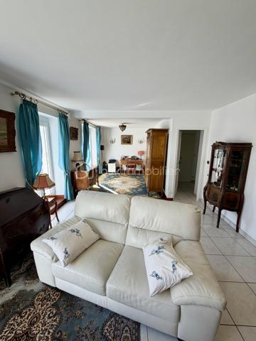 Sonia Rozwadower - BSK Immobilier présente : 

À seulement quelques pas de l'Église Saint-Gildas d'Auray, découvrez cet appartement alliant confort, fonctionnalité et qualité de vie.

Situé au 1er étage avec ascenseur d’une résidence des années 90, au sein d’une petite copropriété de 5 lots, ce bien saura vous séduire dès l’entrée grâce à ses volumes et ses nombreux rangements.

Son véritable atout ? Une superbe terrasse de 55 m² !

Un espace rare en centre-ville, idéal pour créer un véritable lieu de vie extérieur. 

L’appartement se compose :
- d’une entrée avec placards,
- d’un salon / salle à manger exposé nord-est, ouvert sur la terrasse,
- d’une cuisine indépendante, aménagée et équipée, avec accès direct à une buanderie et un cellier,
- d'un coin bureau qui peut être réaménager en chambre, 
- d'une chambre 
- d’une salle d’eau et de WC séparés.


✔️ Résidence avec ascenseur
✔️ Centre-ville, commerces et commodités à pied
✔️ Un bien rare sur le secteur, idéal pour une résidence principale, un pied-à-terre ou un investissement de qualité.
✔️ Possibilité de louer une place de parking en face de l'immeuble 


N'hésitez pas à me contacter pour organiser une visite!