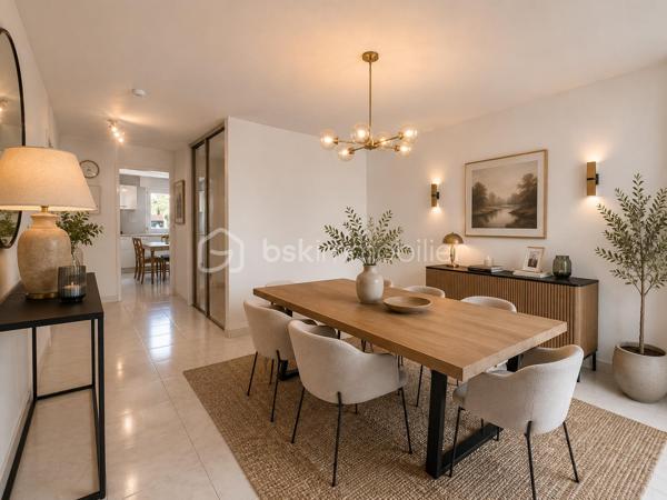 Sonia Rozwadower - BSK Immobilier présente : 

À seulement quelques pas de l'Église Saint-Gildas d'Auray, découvrez cet appartement alliant confort, fonctionnalité et qualité de vie.

Situé au 1er étage avec ascenseur d’une résidence des années 90, au sein d’une petite copropriété de 5 lots, ce bien saura vous séduire dès l’entrée grâce à ses volumes et ses nombreux rangements.

Son véritable atout ? Une superbe terrasse de 55 m² !

Un espace rare en centre-ville, idéal pour créer un véritable lieu de vie extérieur. 

L’appartement se compose :
- d’une entrée avec placards,
- d’un salon / salle à manger exposé nord-est, ouvert sur la terrasse,
- d’une cuisine indépendante, aménagée et équipée, avec accès direct à une buanderie et un cellier,
- d'un coin bureau qui peut être réaménager en chambre, 
- d'une chambre 
- d’une salle d’eau et de WC séparés.


✔️ Résidence avec ascenseur
✔️ Centre-ville, commerces et commodités à pied
✔️ Un bien rare sur le secteur, idéal pour une résidence principale, un pied-à-terre ou un investissement de qualité.
✔️ Possibilité de louer une place de parking en face de l'immeuble 


N'hésitez pas à me contacter pour organiser une visite!