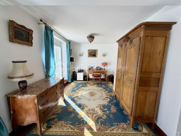 Sonia Rozwadower - BSK Immobilier présente : 

À seulement quelques pas de l'Église Saint-Gildas d'Auray, découvrez cet appartement alliant confort, fonctionnalité et qualité de vie.

Situé au 1er étage avec ascenseur d’une résidence des années 90, au sein d’une petite copropriété de 5 lots, ce bien saura vous séduire dès l’entrée grâce à ses volumes et ses nombreux rangements.

Son véritable atout ? Une superbe terrasse de 55 m² !

Un espace rare en centre-ville, idéal pour créer un véritable lieu de vie extérieur. 

L’appartement se compose :
- d’une entrée avec placards,
- d’un salon / salle à manger exposé nord-est, ouvert sur la terrasse,
- d’une cuisine indépendante, aménagée et équipée, avec accès direct à une buanderie et un cellier,
- d'un coin bureau qui peut être réaménager en chambre, 
- d'une chambre 
- d’une salle d’eau et de WC séparés.


✔️ Résidence avec ascenseur
✔️ Centre-ville, commerces et commodités à pied
✔️ Un bien rare sur le secteur, idéal pour une résidence principale, un pied-à-terre ou un investissement de qualité.
✔️ Possibilité de louer une place de parking en face de l'immeuble 


N'hésitez pas à me contacter pour organiser une visite!
