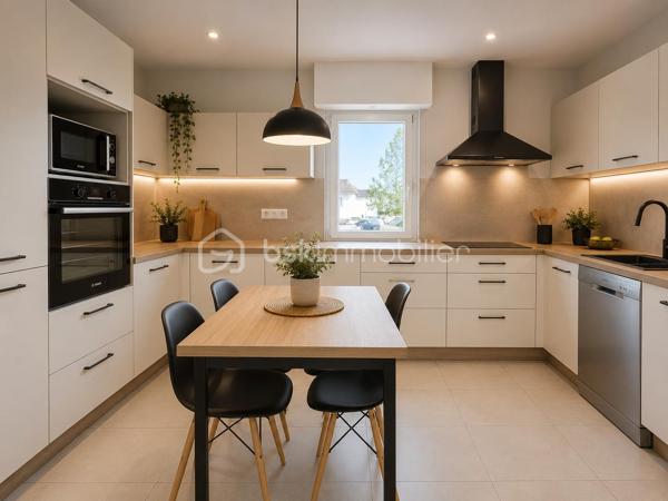 Sonia Rozwadower - BSK Immobilier présente : 

À seulement quelques pas de l'Église Saint-Gildas d'Auray, découvrez cet appartement alliant confort, fonctionnalité et qualité de vie.

Situé au 1er étage avec ascenseur d’une résidence des années 90, au sein d’une petite copropriété de 5 lots, ce bien saura vous séduire dès l’entrée grâce à ses volumes et ses nombreux rangements.

Son véritable atout ? Une superbe terrasse de 55 m² !

Un espace rare en centre-ville, idéal pour créer un véritable lieu de vie extérieur. 

L’appartement se compose :
- d’une entrée avec placards,
- d’un salon / salle à manger exposé nord-est, ouvert sur la terrasse,
- d’une cuisine indépendante, aménagée et équipée, avec accès direct à une buanderie et un cellier,
- d'un coin bureau qui peut être réaménager en chambre, 
- d'une chambre 
- d’une salle d’eau et de WC séparés.


✔️ Résidence avec ascenseur
✔️ Centre-ville, commerces et commodités à pied
✔️ Un bien rare sur le secteur, idéal pour une résidence principale, un pied-à-terre ou un investissement de qualité.
✔️ Possibilité de louer une place de parking en face de l'immeuble 


N'hésitez pas à me contacter pour organiser une visite!