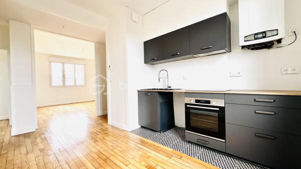SAINT BRIEUC 22. Quartier Centre Ville - Saint Michel - Le Légué 
Appartement sur parquet, traversant et lumineux, au 1er étage d'une petite copropriété.
Situé dans le quartier tranquille et recherché de Saint Michel, ce bien est proche des commodités à pied.
 Il se compose d'une entrée s'ouvrant sur un salon-séjour (17 m2) et une cuisine aménagée équipée (9m2), une chambre (12m2), une chambre de 13 m2 avec dressing, une salle d'eau, un WC.
Chauffage indépendant au gaz.
Le garage de 24m2 est équipé d'une bonne rechargeable pour véhicules électriques.

Centre ville à 2mn / Gare SNCF à 10mn / Accès facile à la RN12 direction Brest ou Rennes.
Environnement boisé, facilité pour se garer dans la rue.
Entièrement rénové /Pas de travaux à prévoir. Libre d'occupation.

Visite sur RDV.

Concernant la copropriété :
Syndic de copropriété / Pas de procédure en cours.
