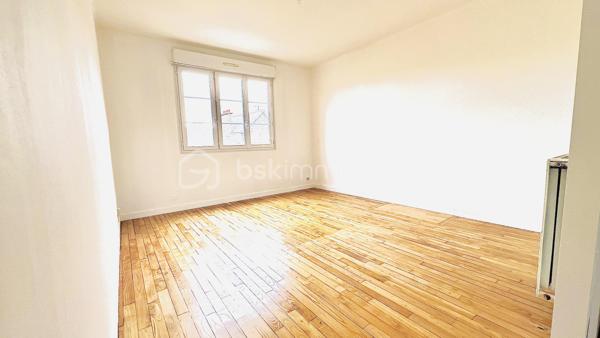 SAINT BRIEUC 22. Quartier Centre Ville - Saint Michel - Le Légué 
Appartement sur parquet, traversant et lumineux, au 1er étage d'une petite copropriété.
Situé dans le quartier tranquille et recherché de Saint Michel, ce bien est proche des commodités à pied.
 Il se compose d'une entrée s'ouvrant sur un salon-séjour (17 m2) et une cuisine aménagée équipée (9m2), une chambre (12m2), une chambre de 13 m2 avec dressing, une salle d'eau, un WC.
Chauffage indépendant au gaz.
Le garage de 24m2 est équipé d'une bonne rechargeable pour véhicules électriques.

Centre ville à 2mn / Gare SNCF à 10mn / Accès facile à la RN12 direction Brest ou Rennes.
Environnement boisé, facilité pour se garer dans la rue.
Entièrement rénové /Pas de travaux à prévoir. Libre d'occupation.

Visite sur RDV.

Concernant la copropriété :
Syndic de copropriété / Pas de procédure en cours.