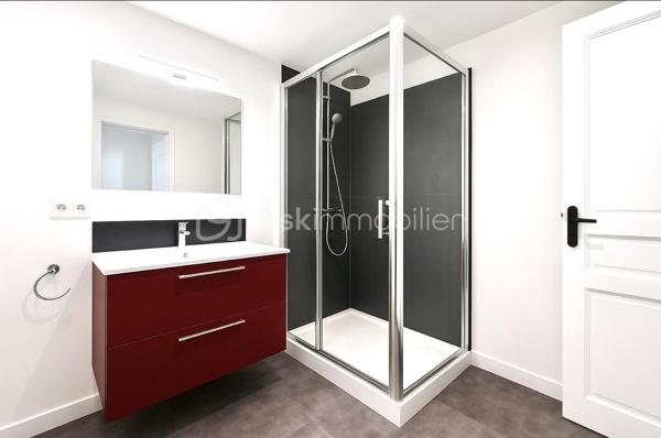 SAINT BRIEUC 22. Quartier Centre Ville - Saint Michel - Le Légué 
Appartement sur parquet, traversant et lumineux, au 1er étage d'une petite copropriété.
Situé dans le quartier tranquille et recherché de Saint Michel, ce bien est proche des commodités à pied.
 Il se compose d'une entrée s'ouvrant sur un salon-séjour (17 m2) et une cuisine aménagée équipée (9m2), une chambre (12m2), une chambre de 13 m2 avec dressing, une salle d'eau, un WC.
Chauffage indépendant au gaz.
Le garage de 24m2 est équipé d'une bonne rechargeable pour véhicules électriques.

Centre ville à 2mn / Gare SNCF à 10mn / Accès facile à la RN12 direction Brest ou Rennes.
Environnement boisé, facilité pour se garer dans la rue.
Entièrement rénové /Pas de travaux à prévoir. Libre d'occupation.

Visite sur RDV.

Concernant la copropriété :
Syndic de copropriété / Pas de procédure en cours.