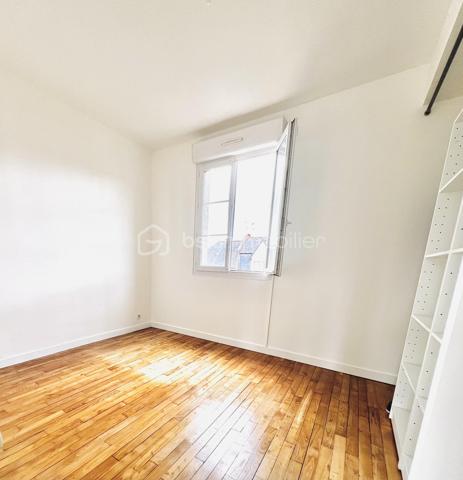 SAINT BRIEUC 22. Quartier Centre Ville - Saint Michel - Le Légué 
Appartement sur parquet, traversant et lumineux, au 1er étage d'une petite copropriété.
Situé dans le quartier tranquille et recherché de Saint Michel, ce bien est proche des commodités à pied.
 Il se compose d'une entrée s'ouvrant sur un salon-séjour (17 m2) et une cuisine aménagée équipée (9m2), une chambre (12m2), une chambre de 13 m2 avec dressing, une salle d'eau, un WC.
Chauffage indépendant au gaz.
Le garage de 24m2 est équipé d'une bonne rechargeable pour véhicules électriques.

Centre ville à 2mn / Gare SNCF à 10mn / Accès facile à la RN12 direction Brest ou Rennes.
Environnement boisé, facilité pour se garer dans la rue.
Entièrement rénové /Pas de travaux à prévoir. Libre d'occupation.

Visite sur RDV.

Concernant la copropriété :
Syndic de copropriété / Pas de procédure en cours.